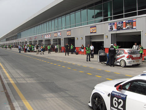 Et kig op af pitlane i Dubai.